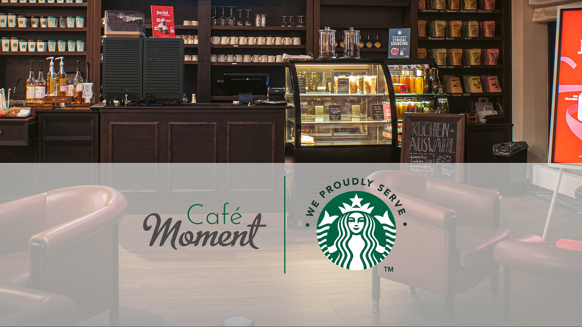 Café im Maritim Hotel Bonn mit Starbucks-Kaffee, Snacktheke, Kuchenvitrine und gemütlichen Sitzgelegenheiten im modernen Ambiente