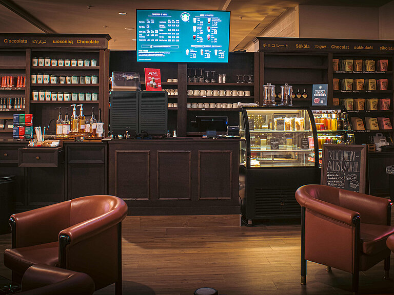 Café im Maritim Hotel Bonn mit Starbucks-Kaffee, Snacktheke, Kuchenvitrine und gemütlichen Sitzgelegenheiten im modernen Ambiente