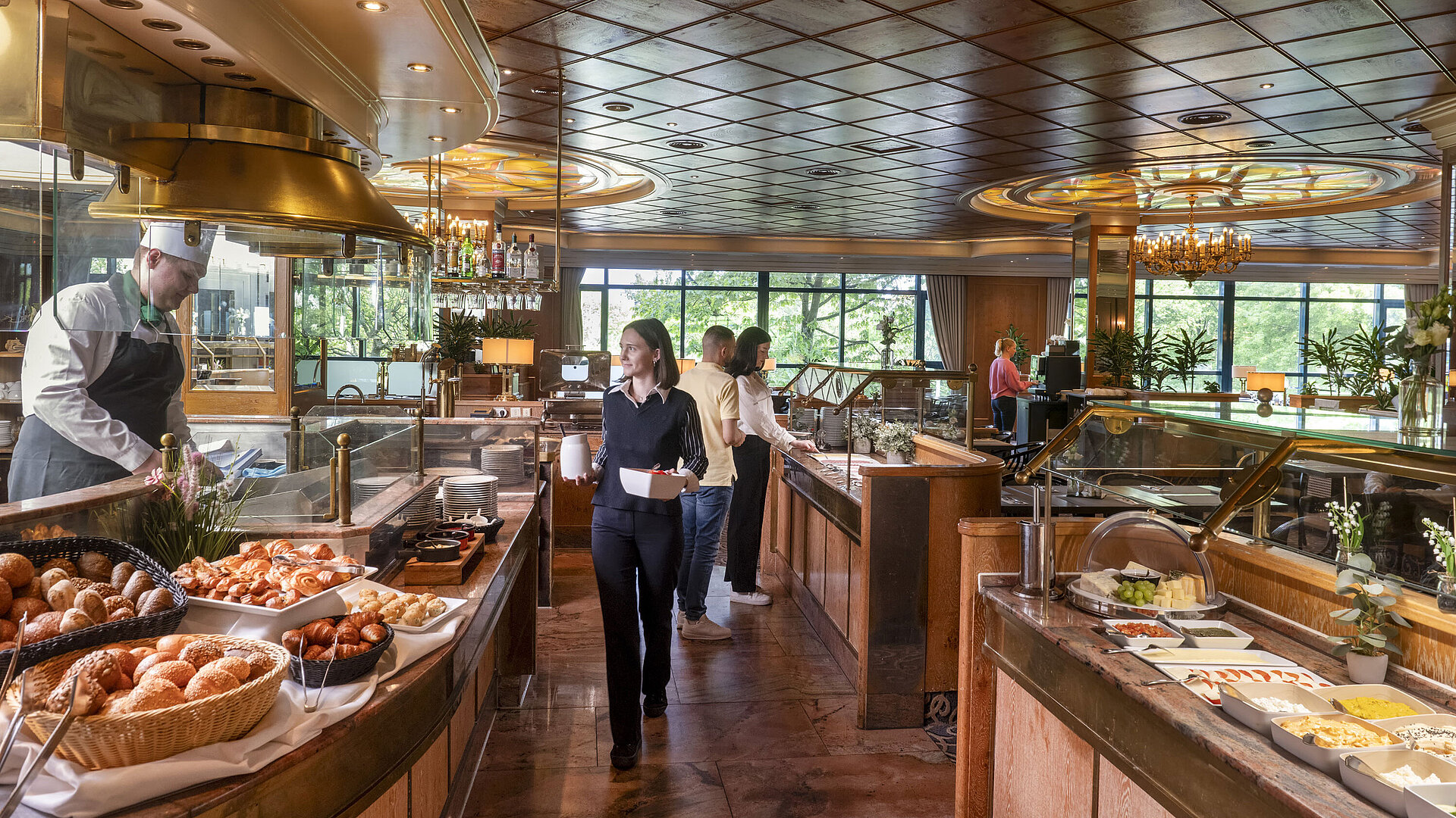Reichhaltiges Frühstücksbuffet im Maritim Hotel Hannover mit frischen Backwaren und warmen Speisen.