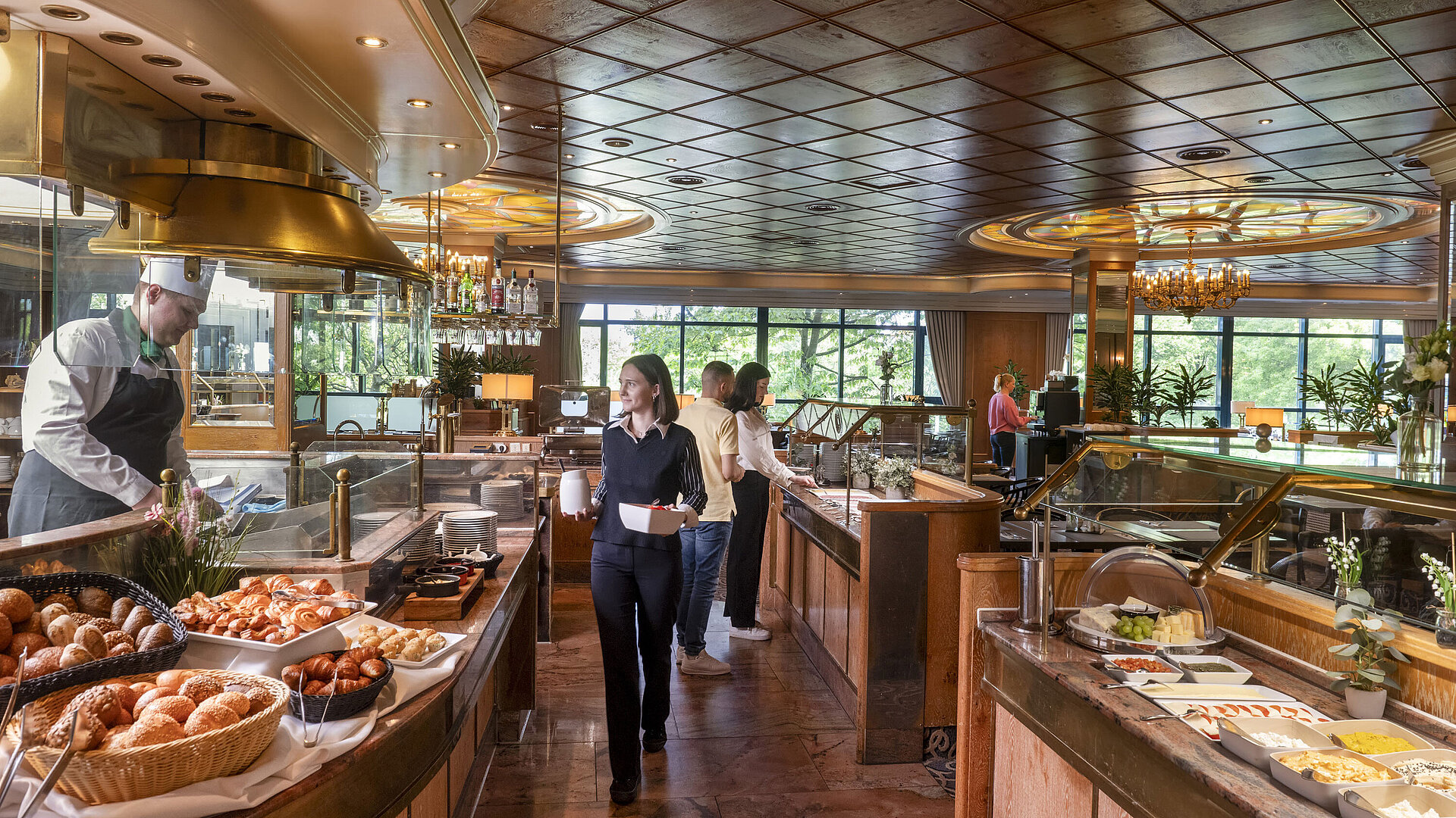 Reichhaltiges Frühstücksbuffet im Maritim Hotel Hannover mit frischen Backwaren und warmen Speisen.