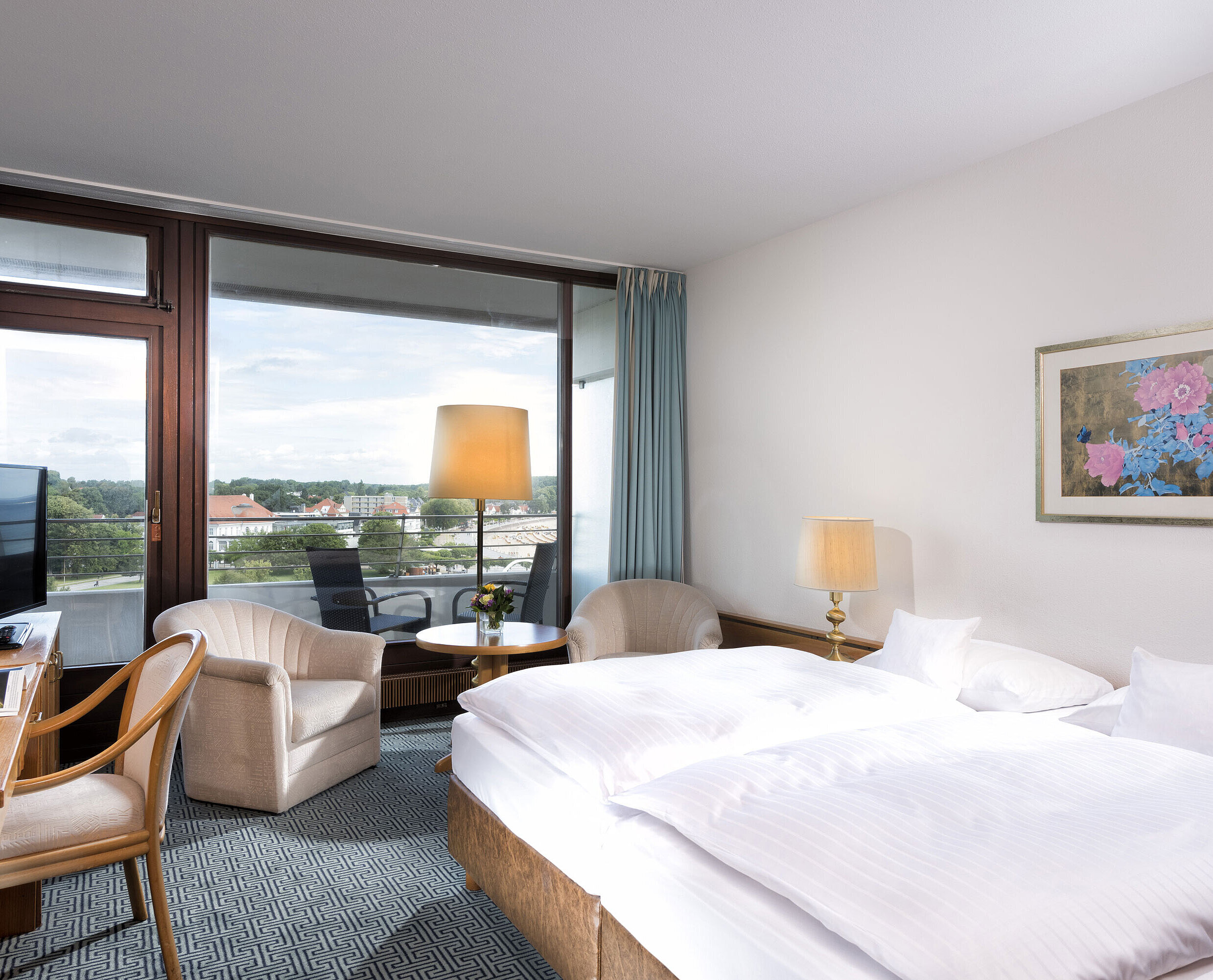 Classic Zimmer Helles Doppelzimmer im Maritim Hotel Travemünde mit Balkon und Blick über Dächer und Wasser