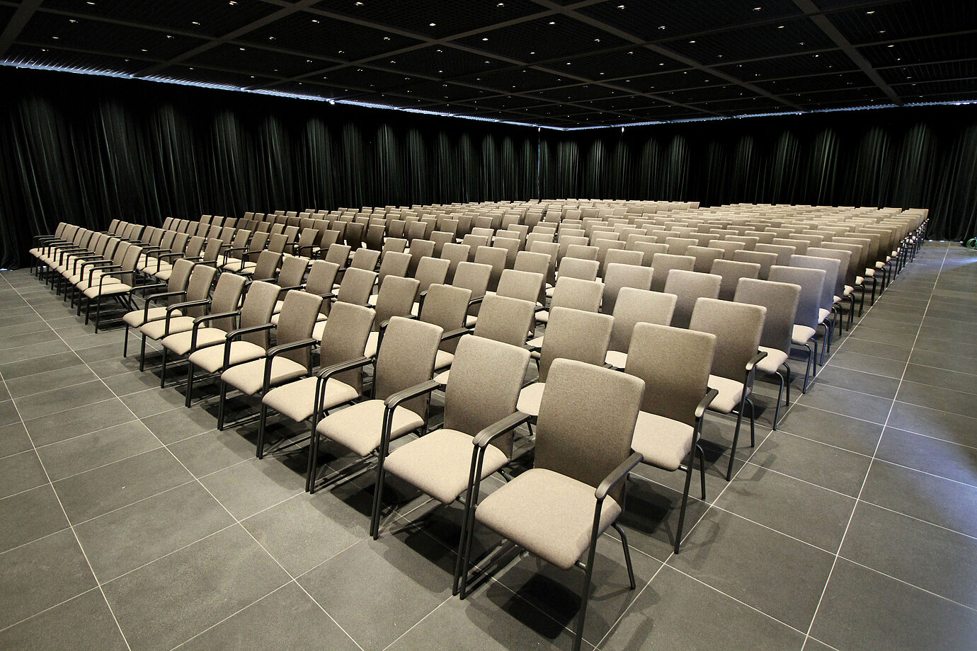 Großer Konferenzraum mit Reihenbestuhlung und Bühnenblick im Maritim Hotel Plaza Tirana