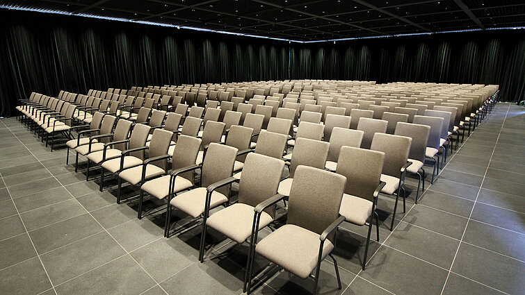 Großer Konferenzraum mit Reihenbestuhlung und Bühnenblick im Maritim Hotel Plaza Tirana