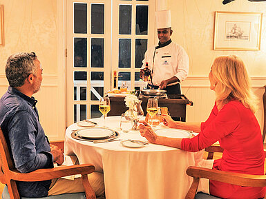 Paar genießt exklusives Dinner mit Show-Cooking direkt am Tisch