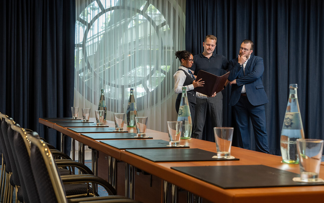 Besprechung im Tagungsraum des Maritim Hotel Köln vor großem Rundfenster
