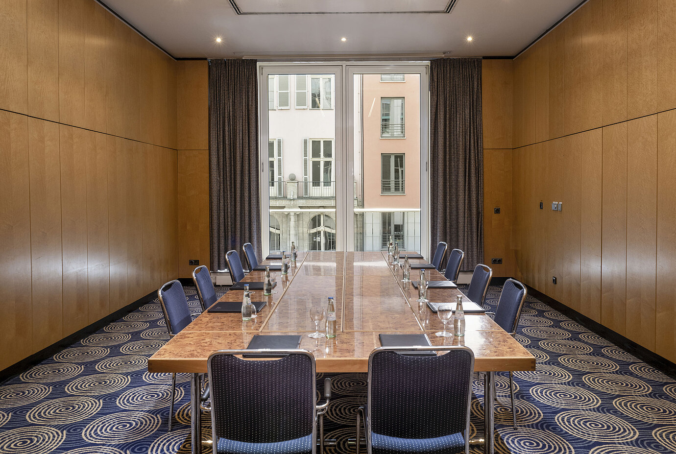 Heller Meetingraum Salon I im Maritim proArte Hotel Berlin mit großem Konferenztisch und Blick nach draußen.