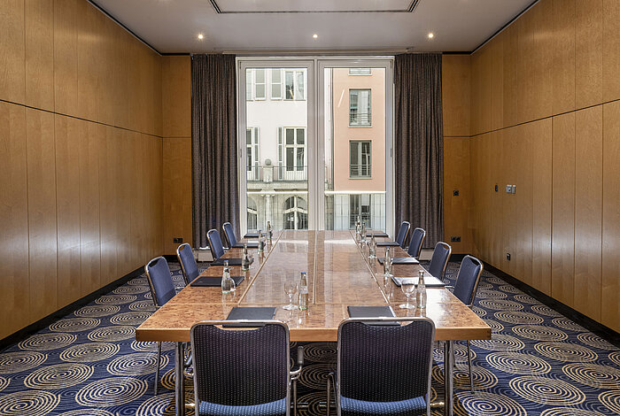 Heller Meetingraum Salon I im Maritim proArte Hotel Berlin mit großem Konferenztisch und Blick nach draußen.