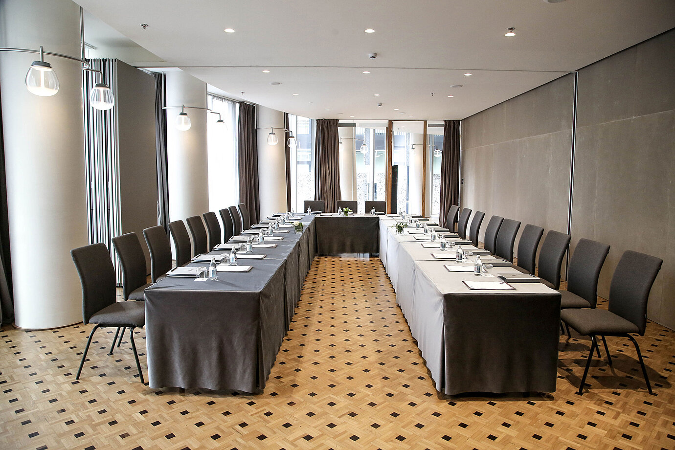Moderner Konferenzraum im Maritim Hotel Plaza Tirana mit U-förmiger Bestuhlung und Tageslicht