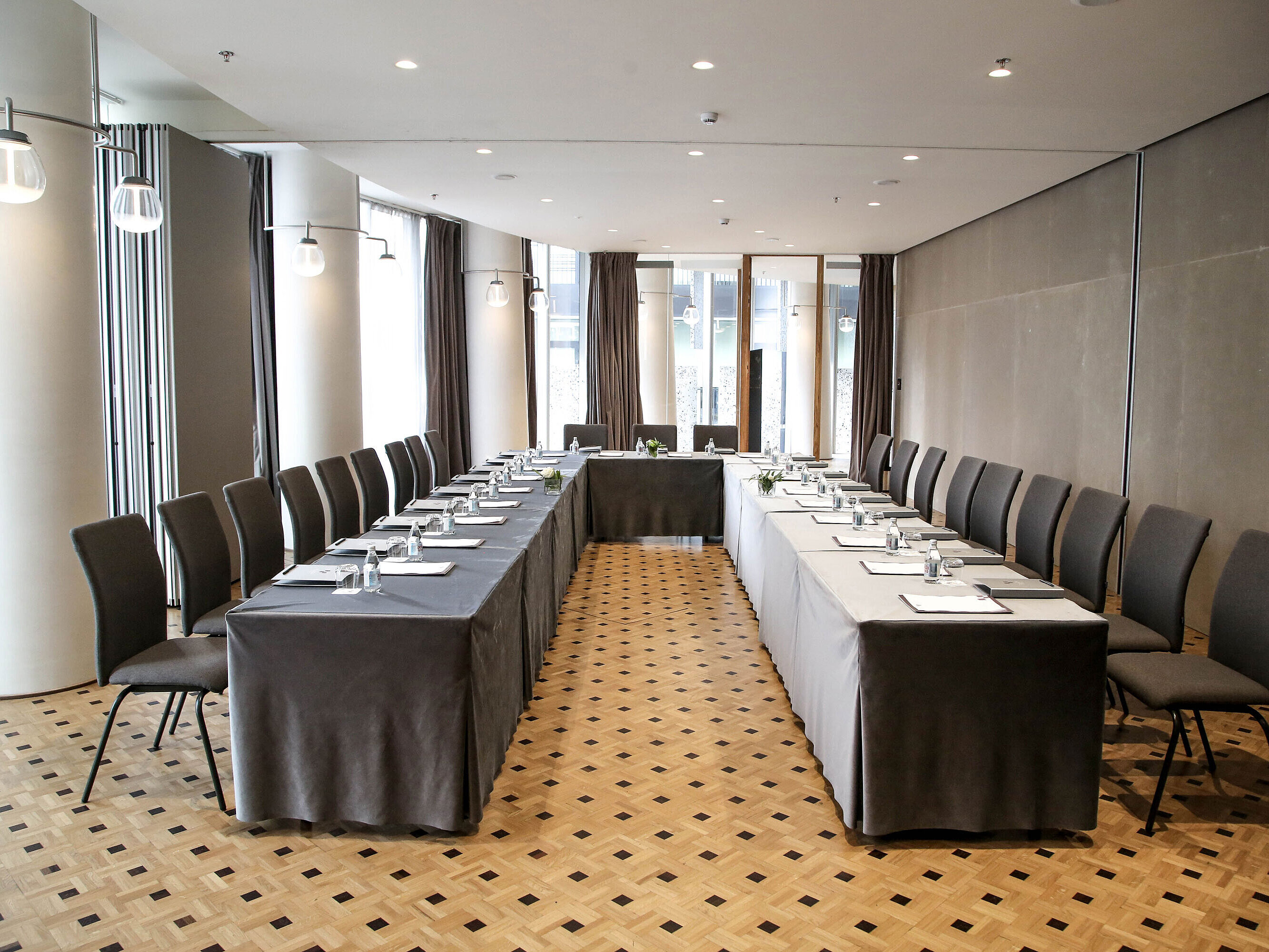 Moderner Konferenzraum im Maritim Hotel Plaza Tirana mit U-förmiger Bestuhlung und Tageslicht