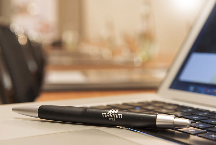  Maritim-Kugelschreiber auf Laptop im Tagungsraum des Maritim Hotel München
