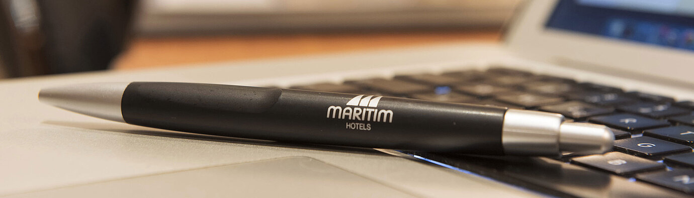  Maritim-Kugelschreiber auf Laptop im Tagungsraum des Maritim Hotel München