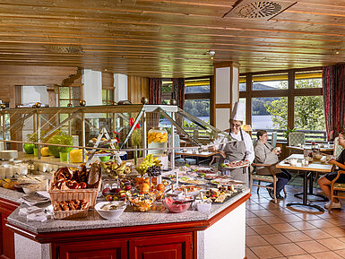 Großzügiges Frühstücksbuffet mit Seeblick im Maritim Hotel Titisee