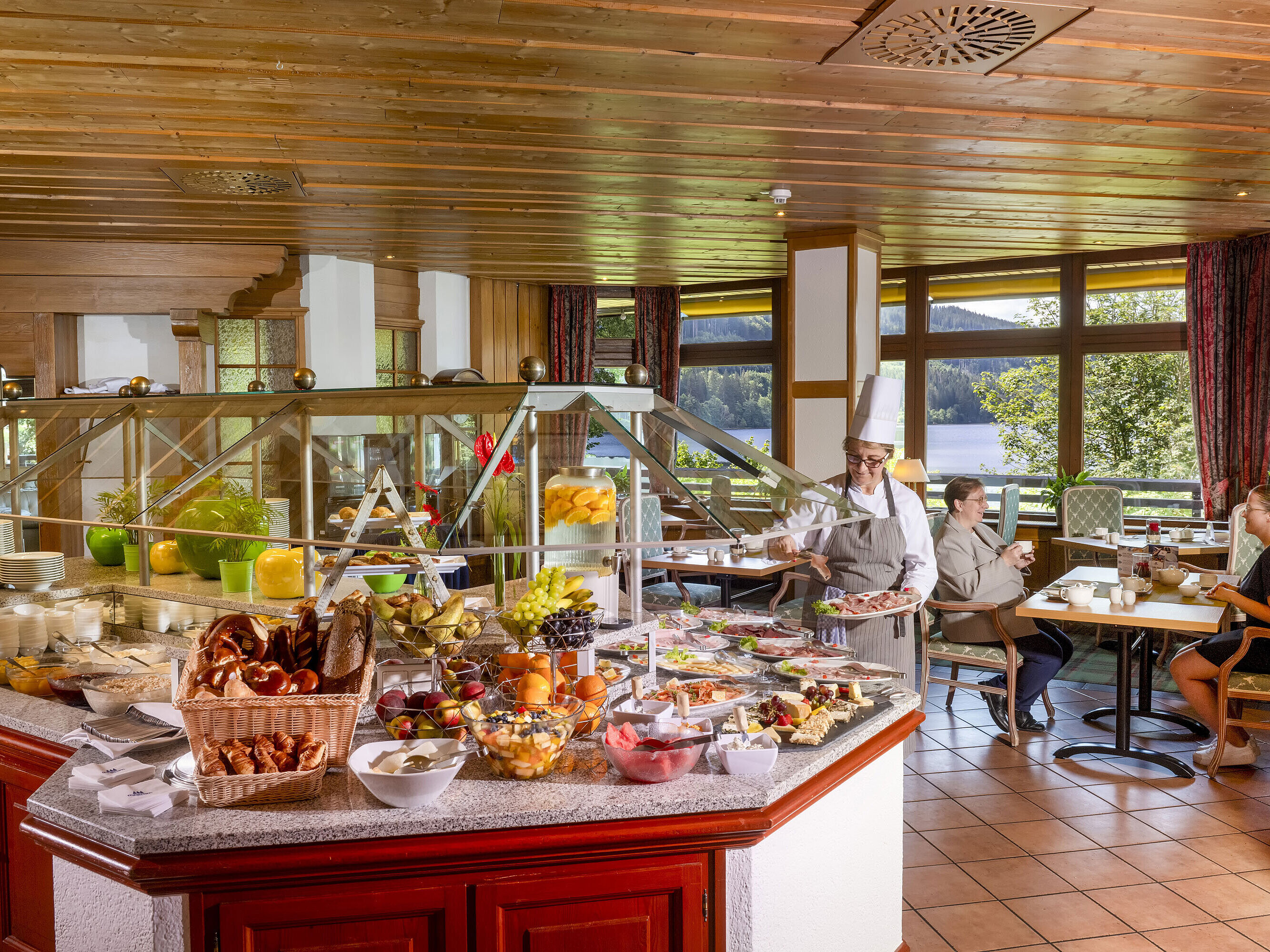 Großzügiges Frühstücksbuffet mit Seeblick im Maritim Hotel Titisee