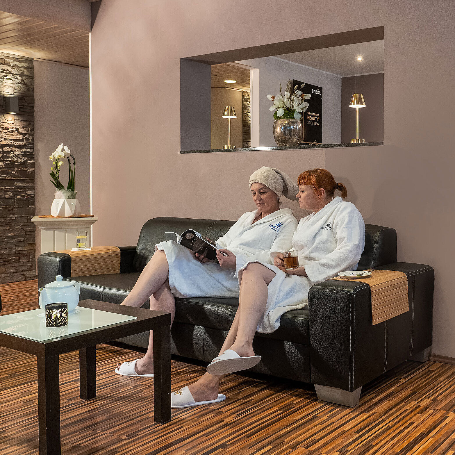 Gäste entspannen im Lounge-Bereich des Spa im Maritim Hotel.