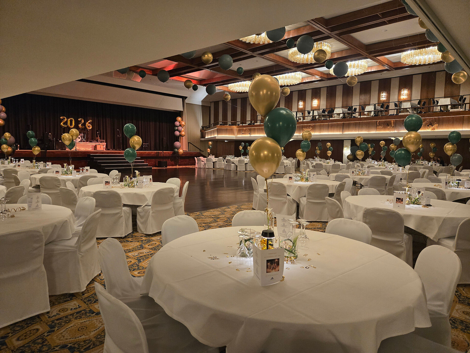 Silvester im Maritim Strandhotel Travemünde Festlich dekorierter Veranstaltungssaal für die Silvesterfeier im Maritim Strandhotel Travemünde.