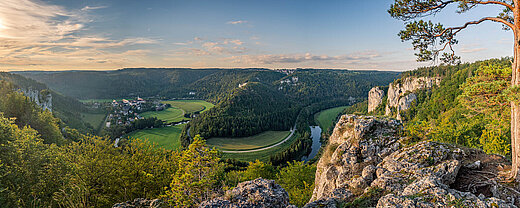 Panorama über das Donautal mit Fluss, grünen Wiesen und steilen Felsen