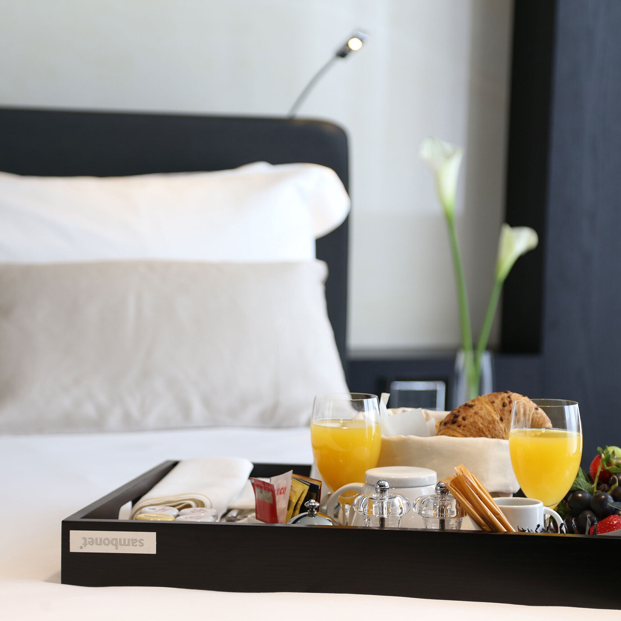 Frühstückstablett mit Saft, Gebäck und Obst auf dem Bett im Maritim Hotel Plaza Tirana