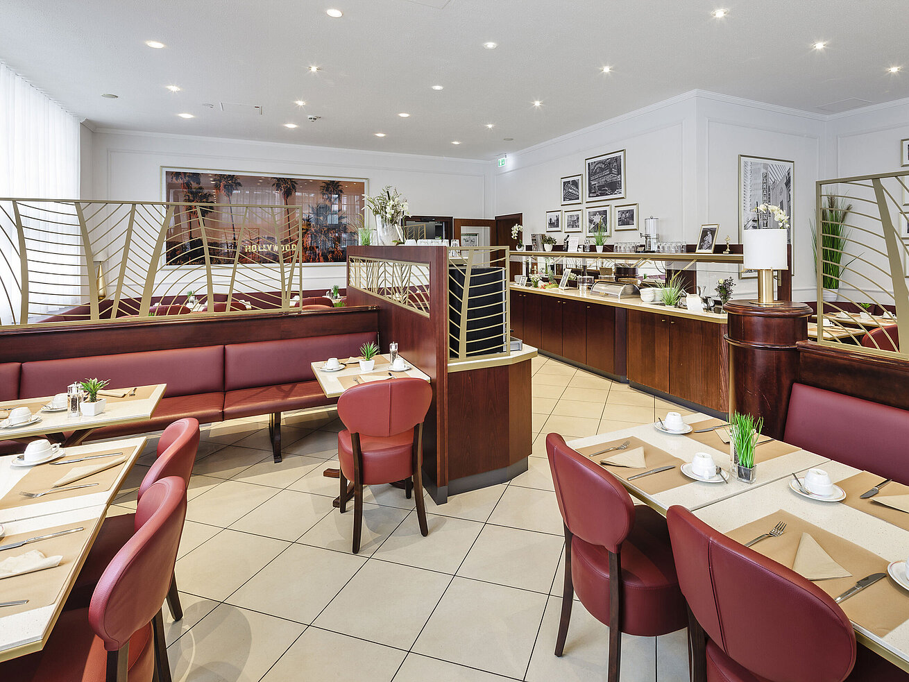 Stilvolles Frühstücksrestaurant mit Buffet, gedeckten Tischen und gemütlichen Sitzbereichen