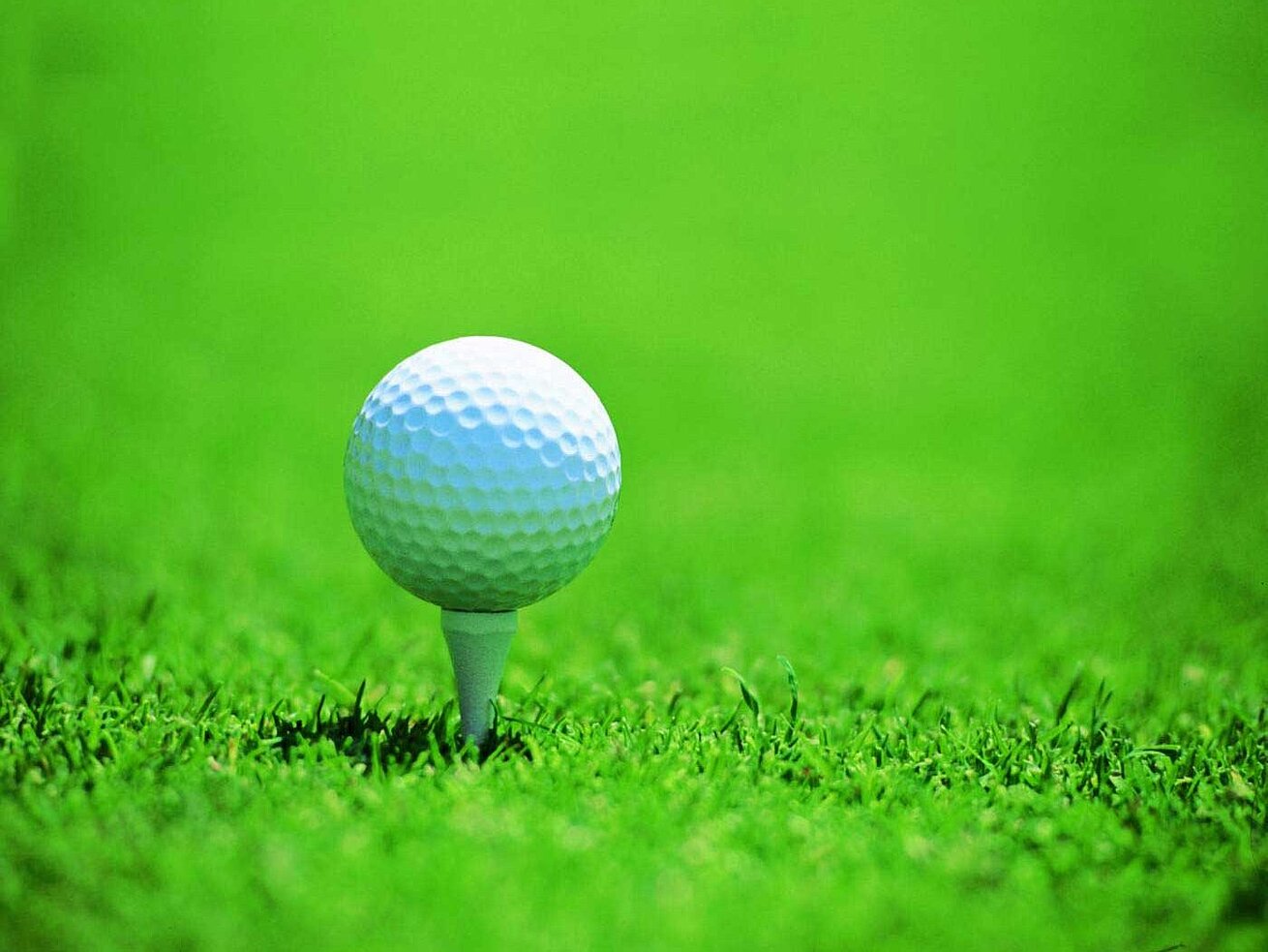 Golfball am Abschlag | Maritim Golfpark Ostsee