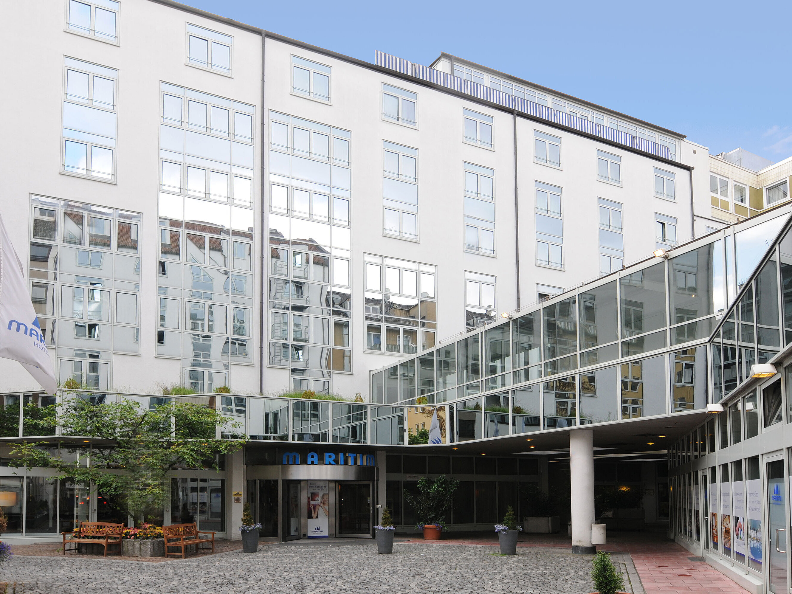 Moderne Fassade mit Glasdetails und Innenhof des Maritim Hotel München