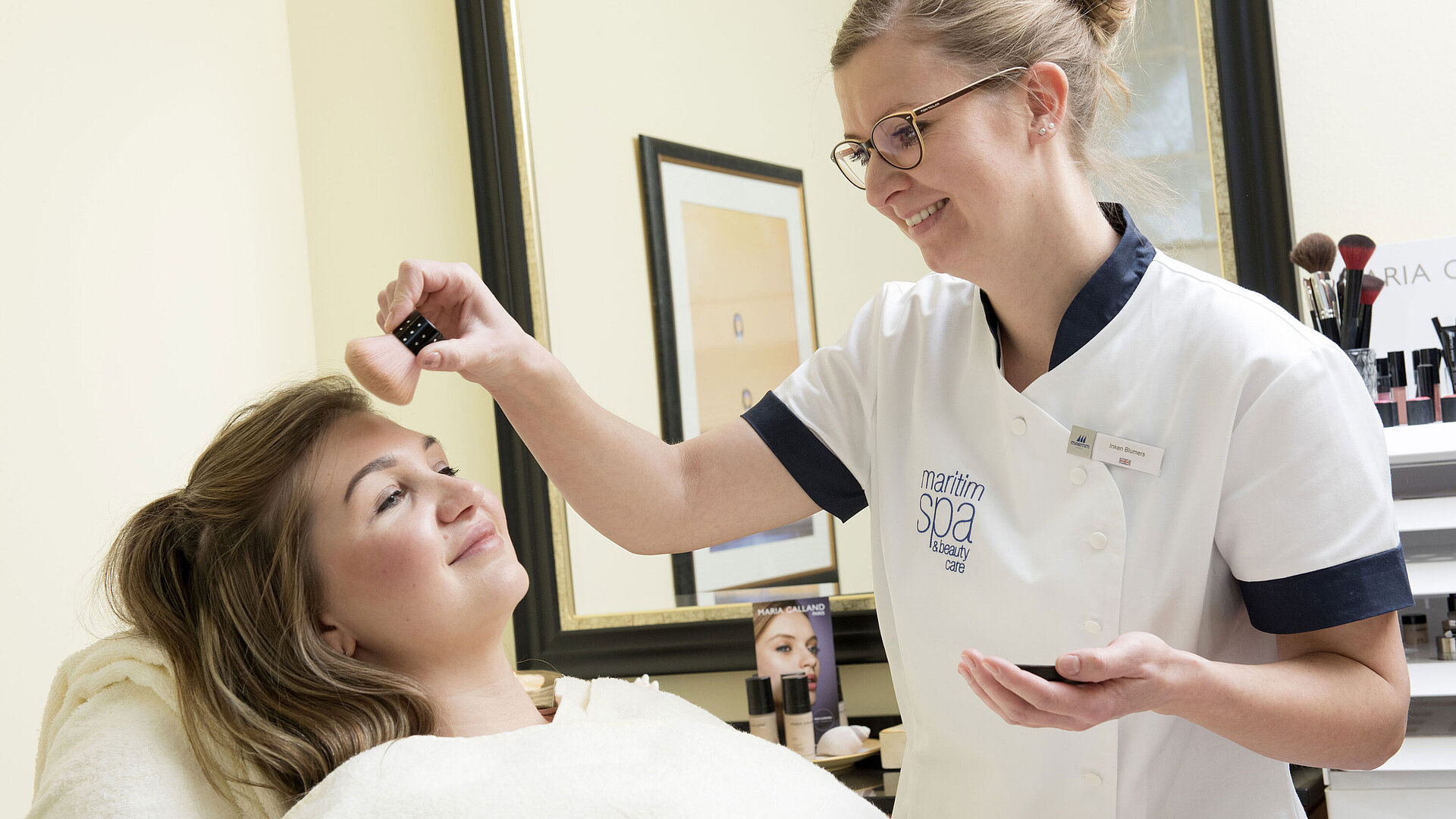 Gesichtsbehandlung Kosmetikerin trägt Puder bei einer Schönheitsbehandlung im Spa-Bereich des Maritim Seehotel Timmendorfer Strand auf.