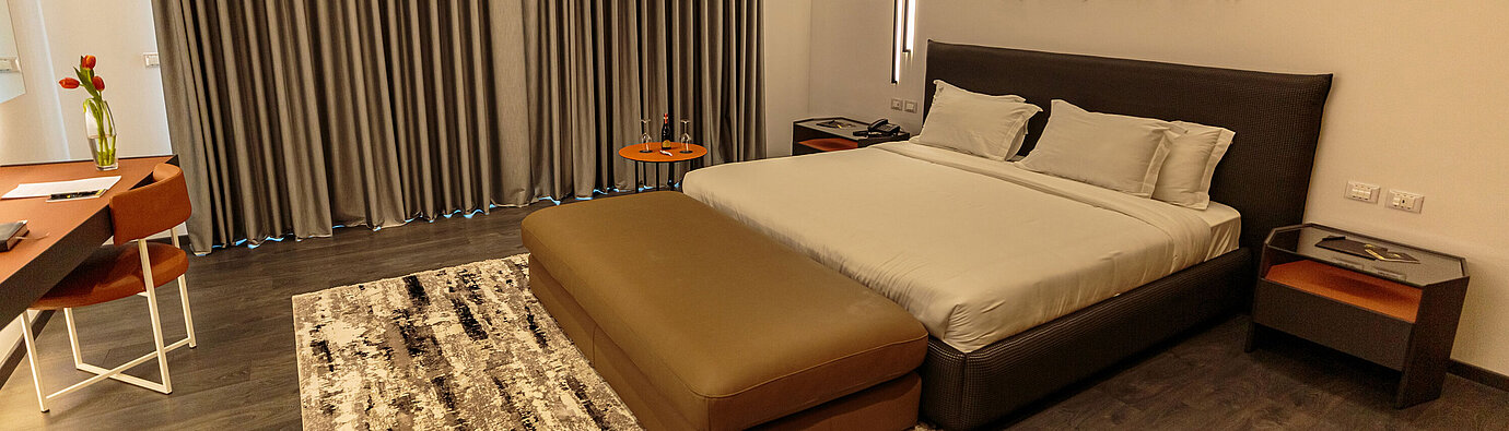 Modernes Doppelzimmer im Maritim Resort Marina Bay mit großem Bett, Schreibtisch und elegantem Design