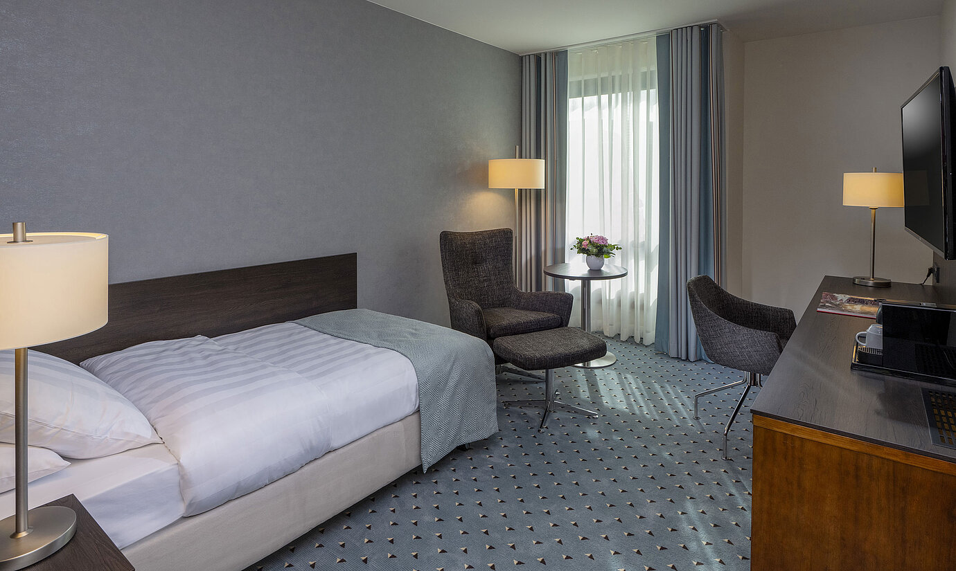 Komfortables Superior Einzelzimmer im Maritim Hotel Bremen mit Schreibtisch, Sessel und moderner Einrichtung.