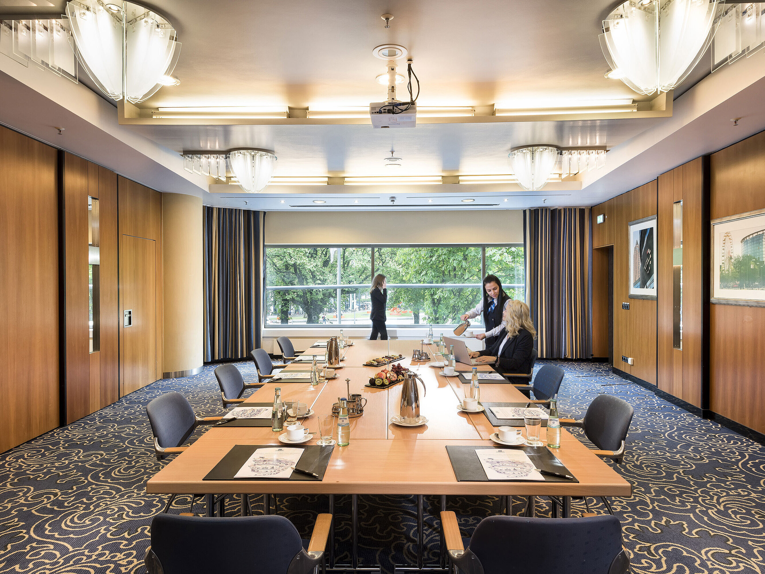 Moderner Tagungsraum im Maritim Hotel Frankfurt mit großem Tisch, Tageslicht und elegantem Ambiente. 