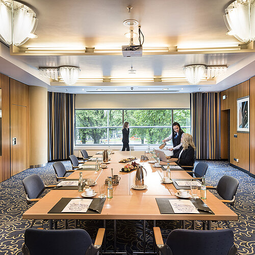 Moderner Tagungsraum im Maritim Hotel Frankfurt mit großem Tisch, Tageslicht und elegantem Ambiente. 