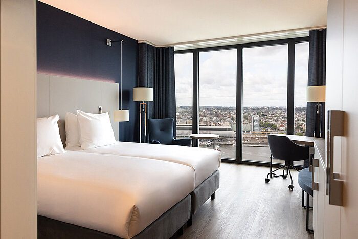 Doppelzimmer im Maritim Hotel Amsterdam mit großem Fenster und Panoramablick auf die Stadt