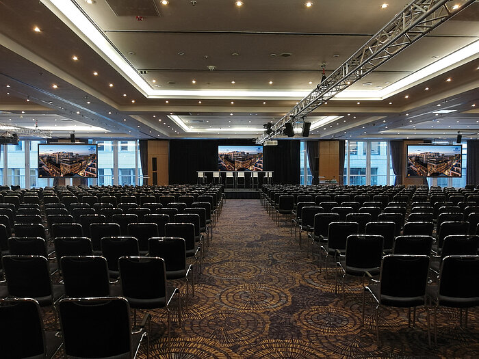 Großer Tagungsraum mit moderner Technik und Reihenbestuhlung im Maritim proArte, ideal für Konferenzen und Veranstaltungen.