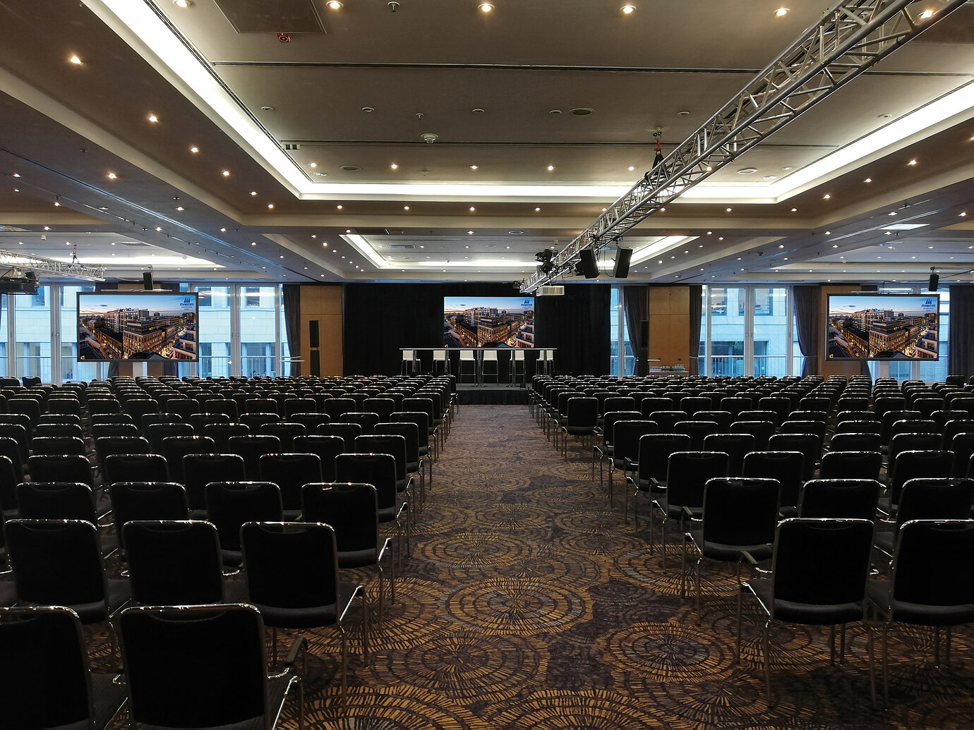 Großer Tagungsraum mit moderner Technik und Reihenbestuhlung im Maritim proArte, ideal für Konferenzen und Veranstaltungen.