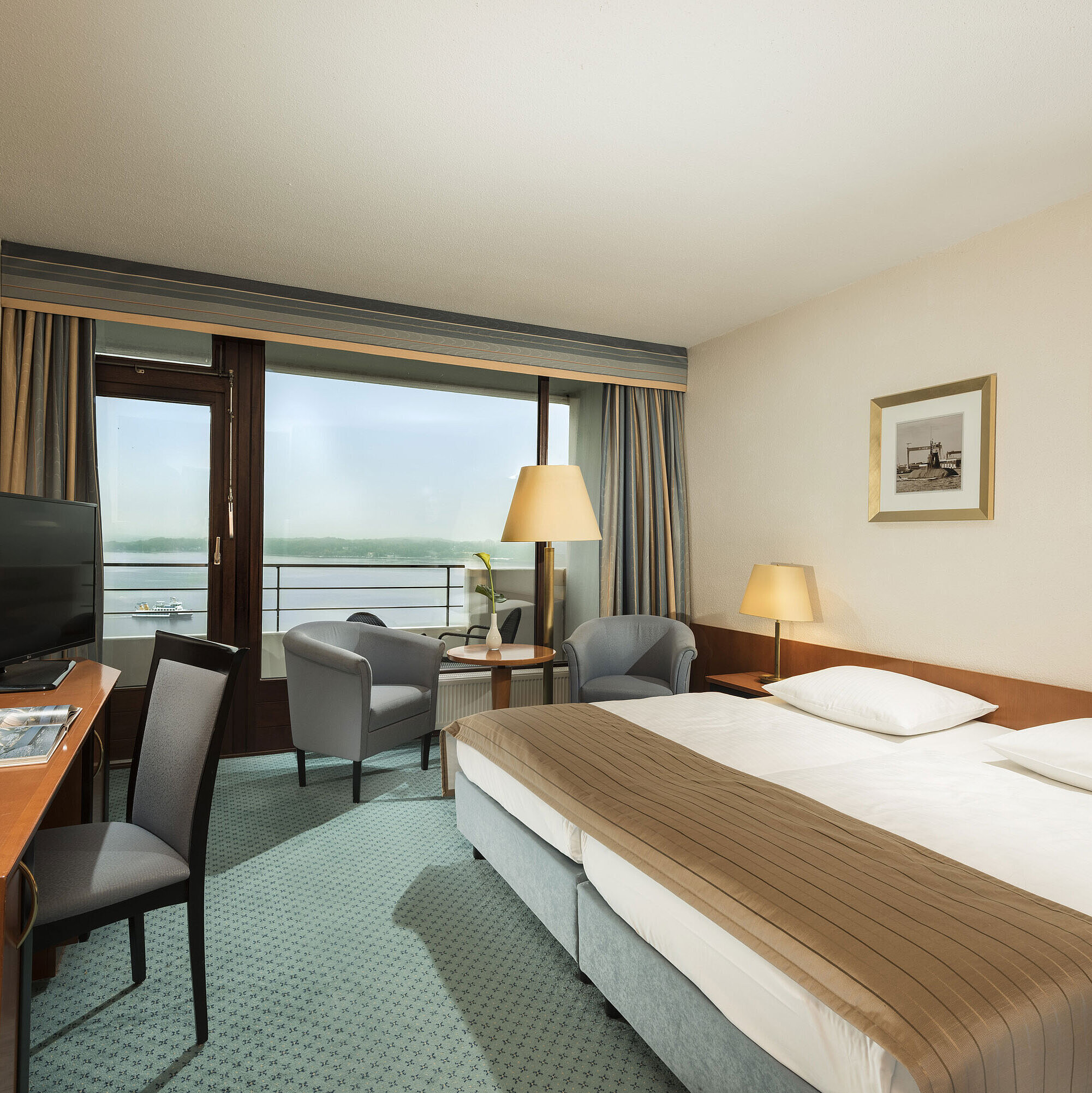 Superior Zimmer Superior Zimmer im Maritim Hotel Kiel mit Schreibtisch, Sitzbereich, großem Doppelbett und Balkon mit Blick auf die Förde.