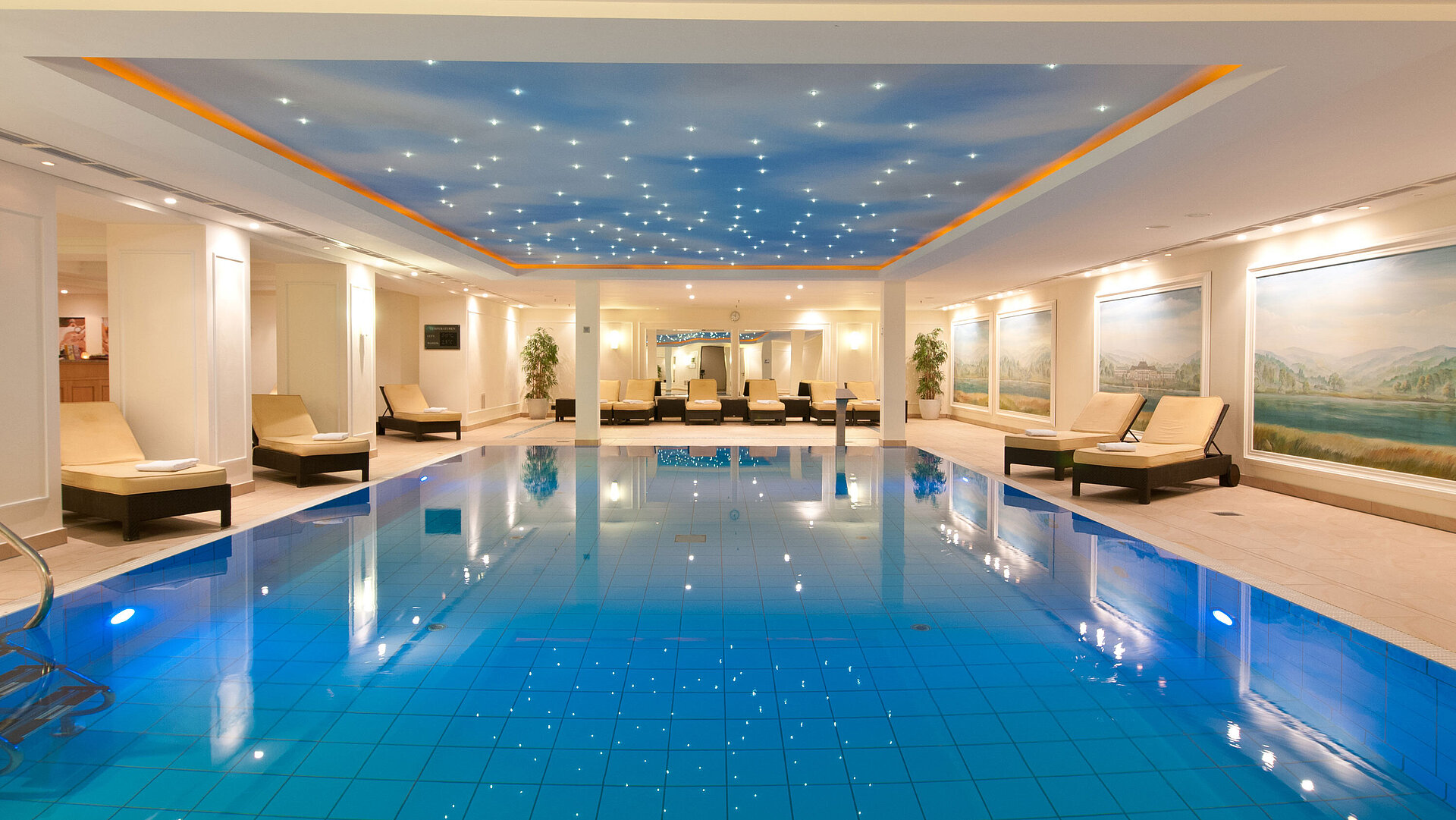 Schwimmbad Luxuriöses Hallenbad im Maritim Hotel Dresden mit Liegen und stimmungsvollem Licht an der Decke.