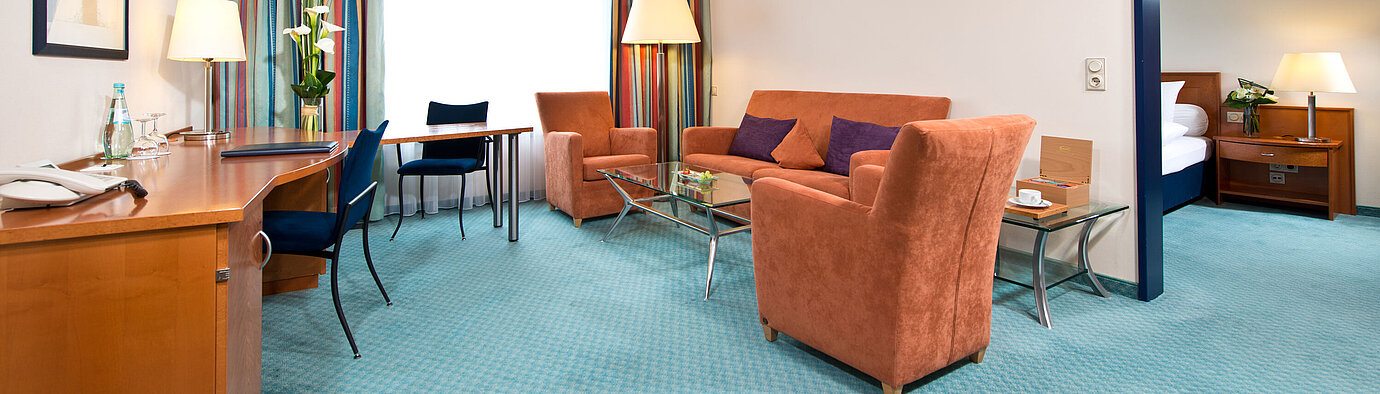 Master Suite  Elegante Master Suite im Maritim Hotel Frankfurt mit separatem Schlafzimmer, geräumigem Wohnzimmer und moderner Ausstattung.