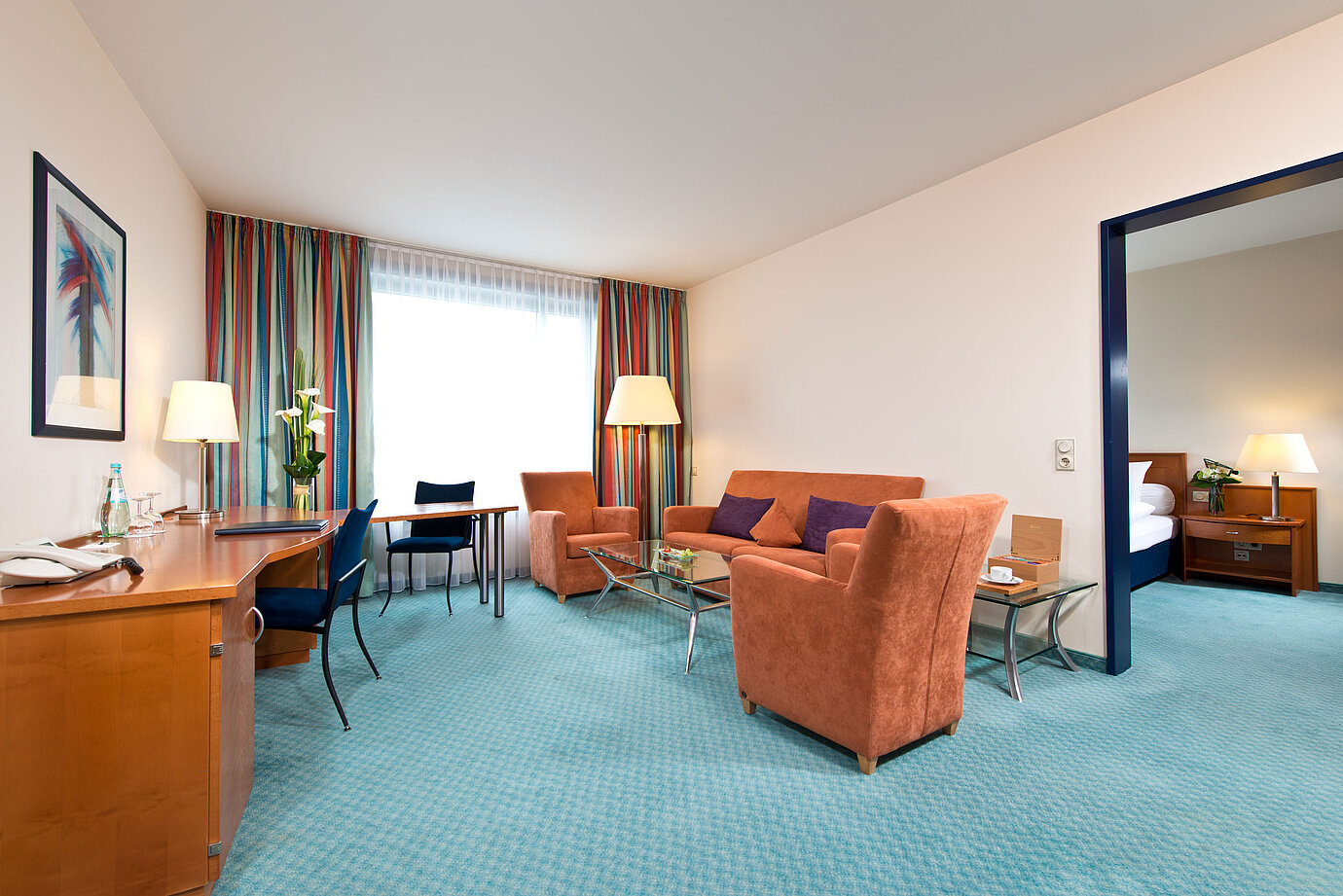 Elegante Master Suite im Maritim Hotel Frankfurt mit separatem Schlafzimmer, geräumigem Wohnzimmer und moderner Ausstattung.