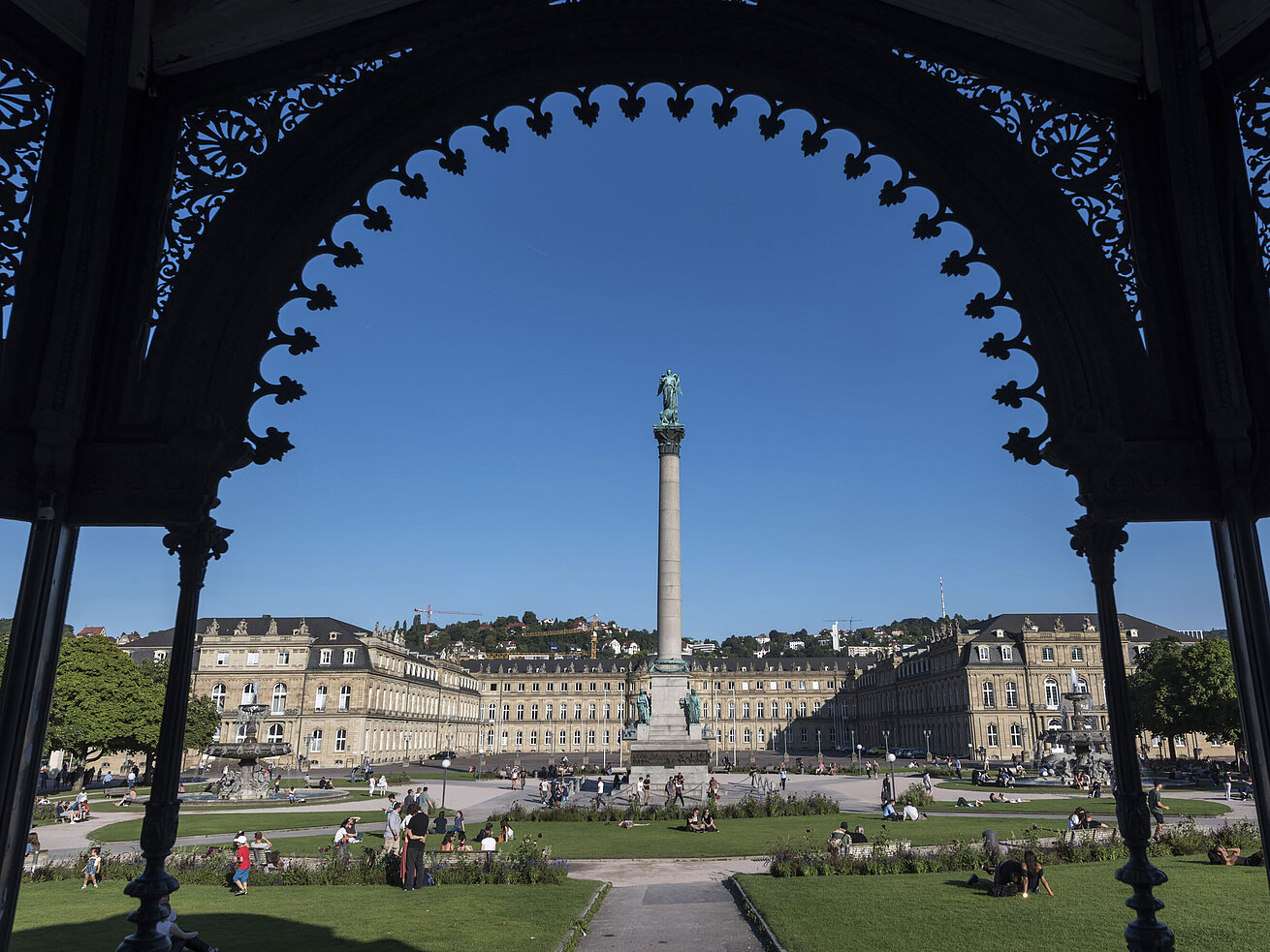 Die Jubiläumssäule auf dem Schlossplatz in Stuttgart, eingerahmt vom historischen Musikpavillon