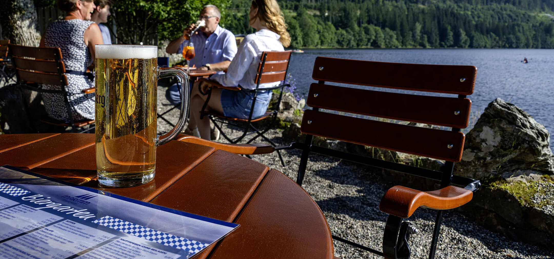 Biergarten Frisches Bier auf dem Tisch im Biergarten des Maritim Hotel Titisee direkt am Seeufer