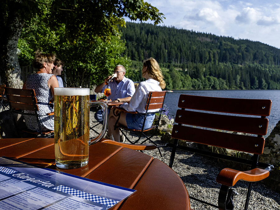 Frisches Bier auf dem Tisch im Biergarten des Maritim Hotel Titisee direkt am Seeufer