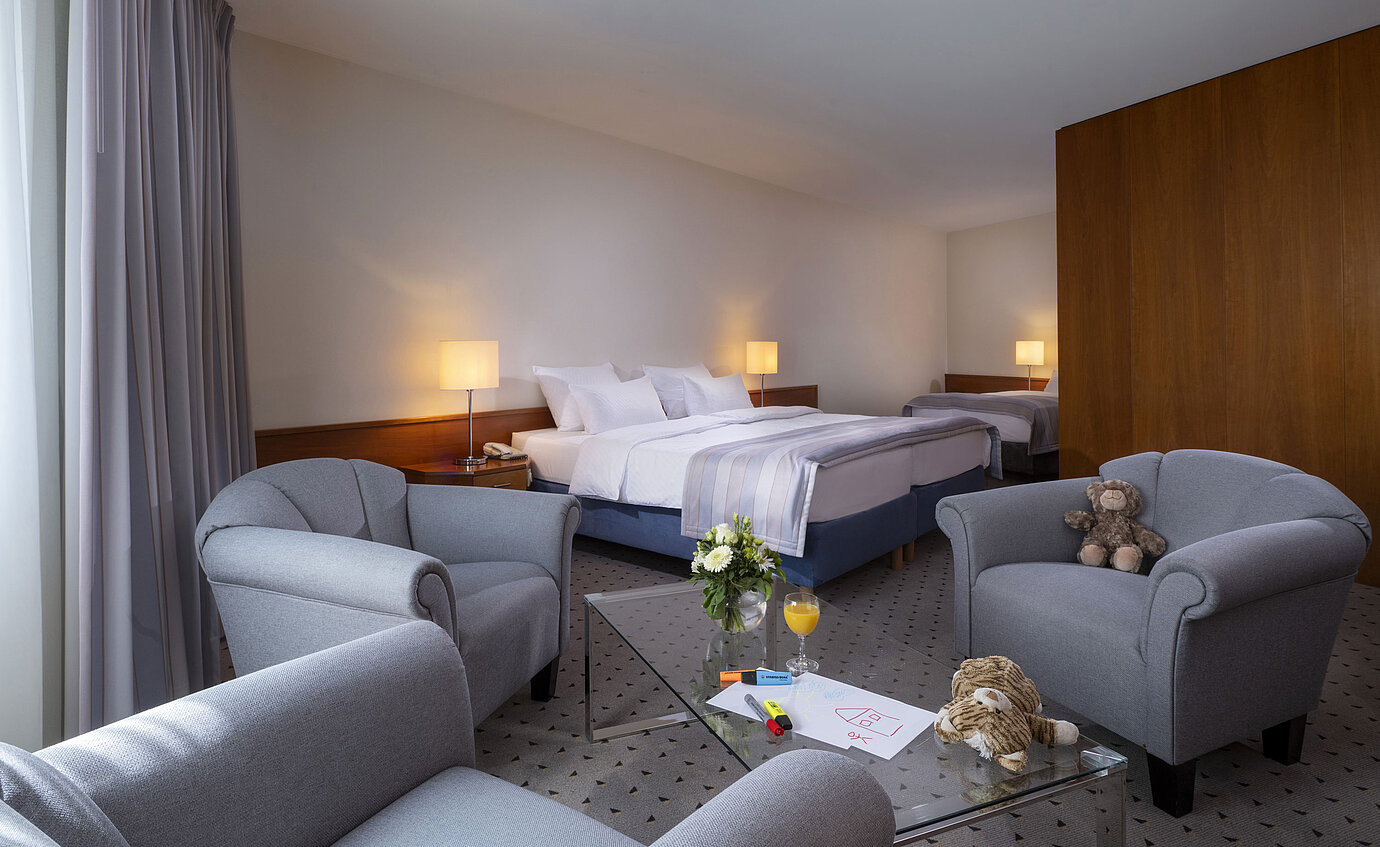 Familienzimmer im Maritim Hotel Hannover mit Doppelbett, Einzebett, Sitzecke und liebevollen Details.
