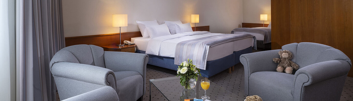 Familienzimmer im Maritim Hotel Hannover mit Doppelbett, Einzebett, Sitzecke und liebevollen Details.