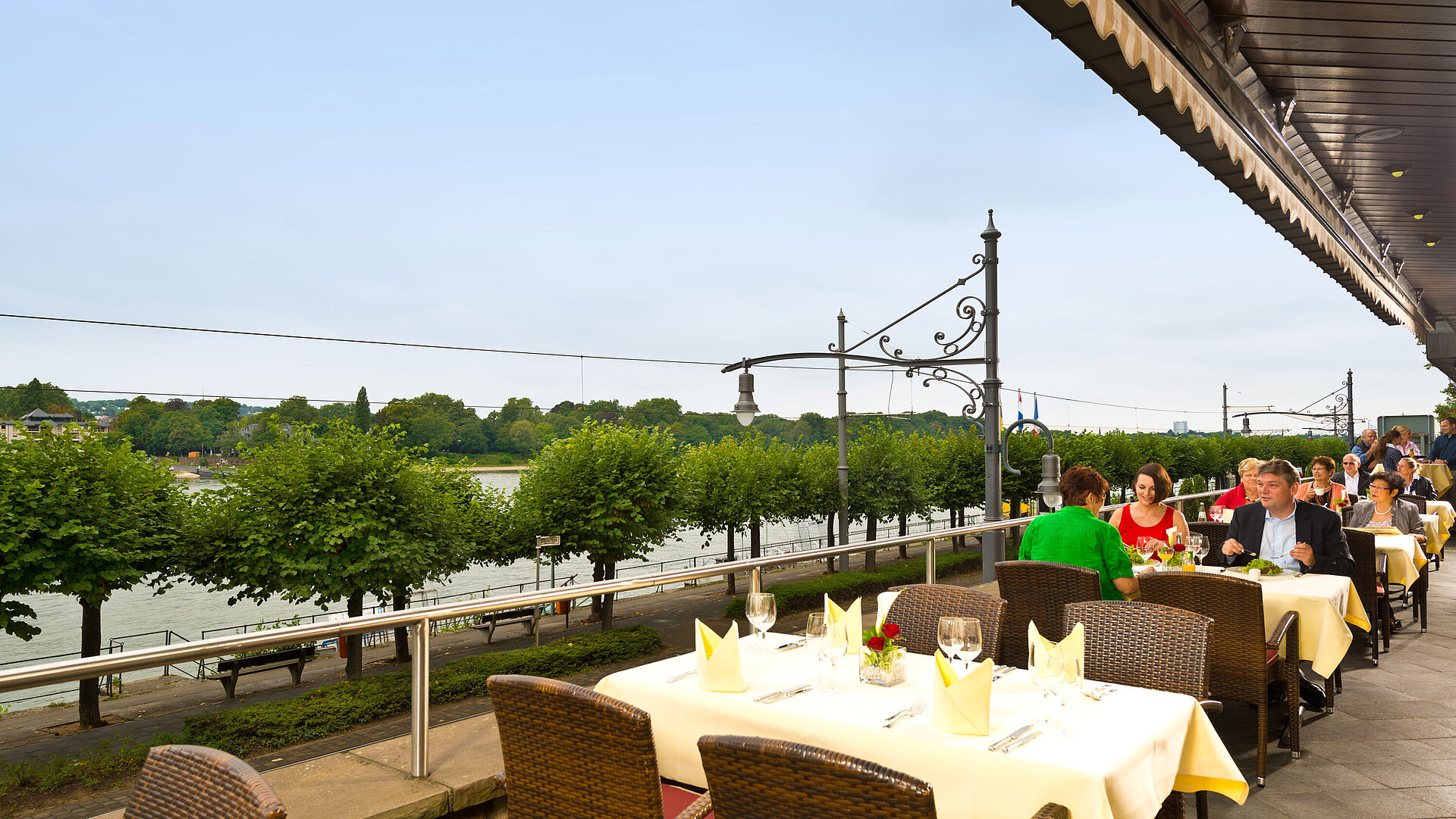 Restaurant "Rheinterrassen" mit Sommerterrasse Außenterrasse des Maritim Hotel Königswinter mit Blick auf den Rhein, stilvoll gedeckten Tischen und entspannter Atmosphäre.