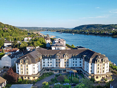 Außenansicht des Maritim Hotel Königswinter mit Blick auf den Rhein, das Rheintal und die umliegenden Weinberge.