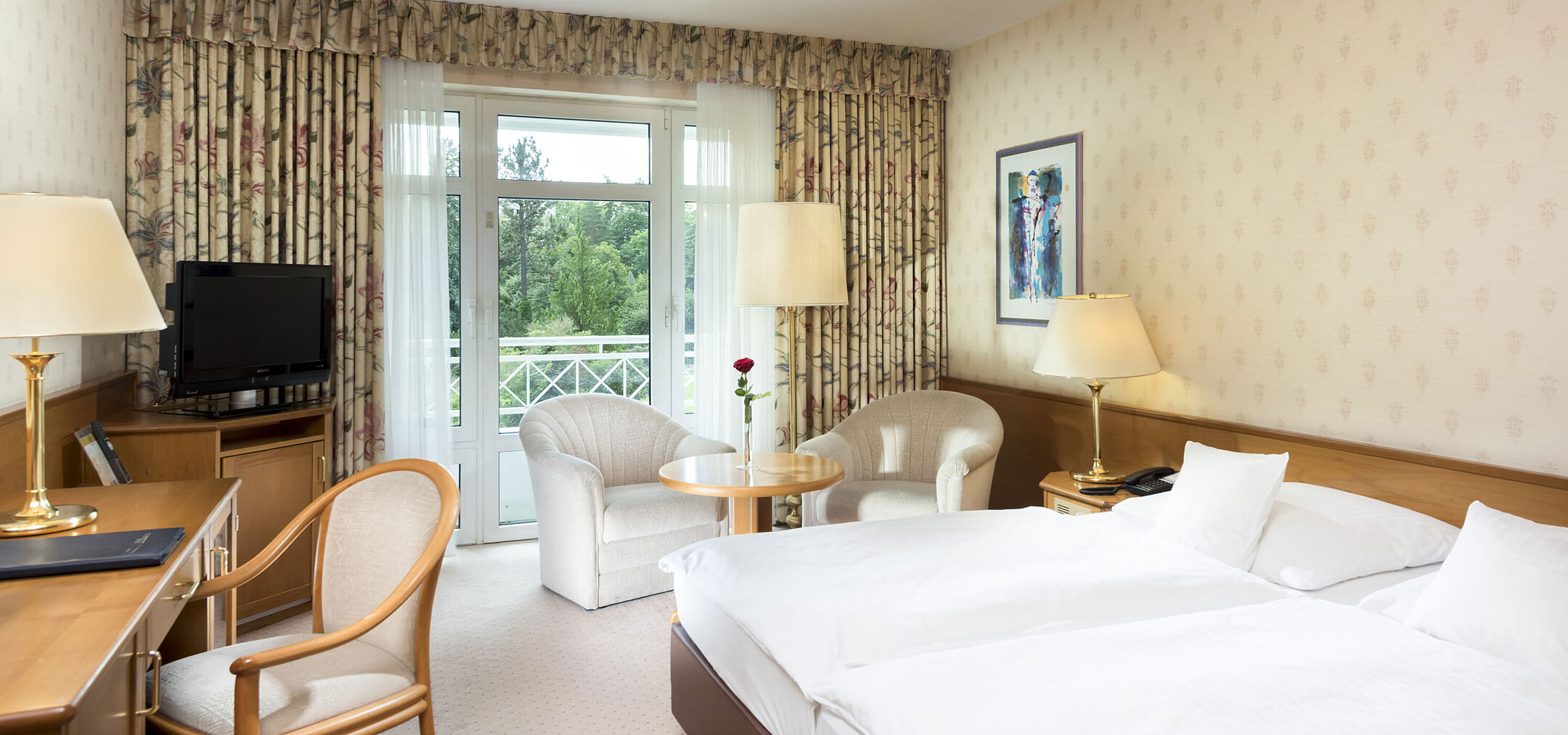 Helles Doppelzimmer mit Balkonblick und Sitzecke im Maritim Hotel Bad Wildungen