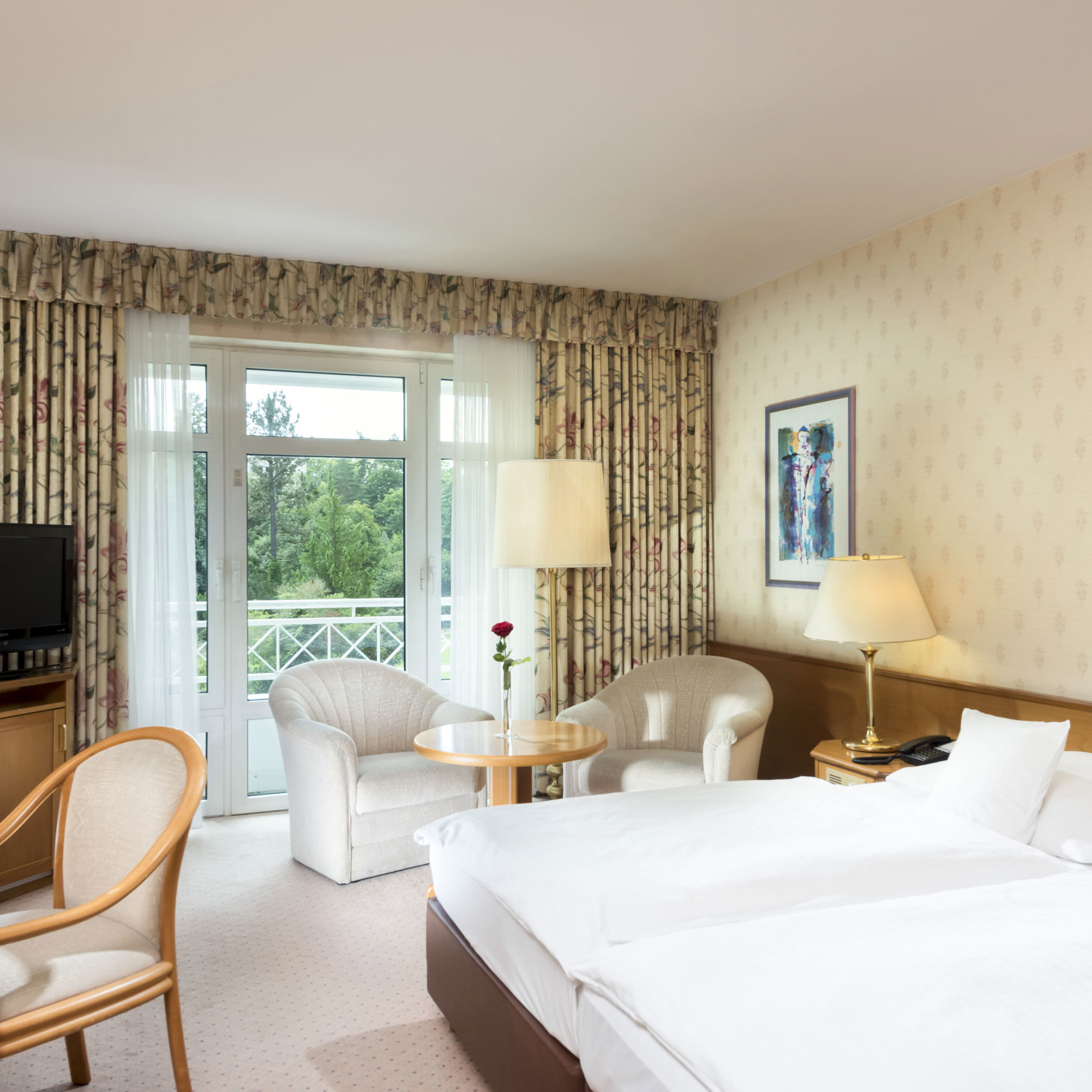 Comfort Zimmer Helles Doppelzimmer mit Balkonblick und Sitzecke im Maritim Hotel Bad Wildungen