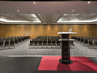 Großer Konferenzsaal im Maritim proArte Hotel Berlin, bestuhlt für Präsentationen und Veranstaltungen.