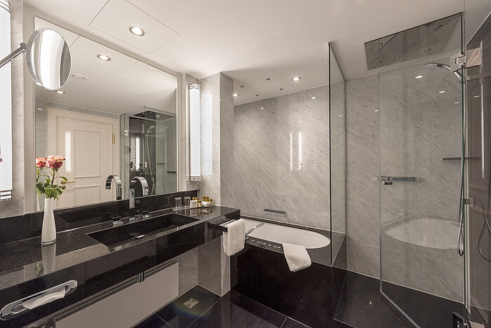 Luxuriöses Badezimmer der Präsidentensuite im Maritim Hotel Bremen mit eleganter Badewanne und stilvoller Ausstattung.