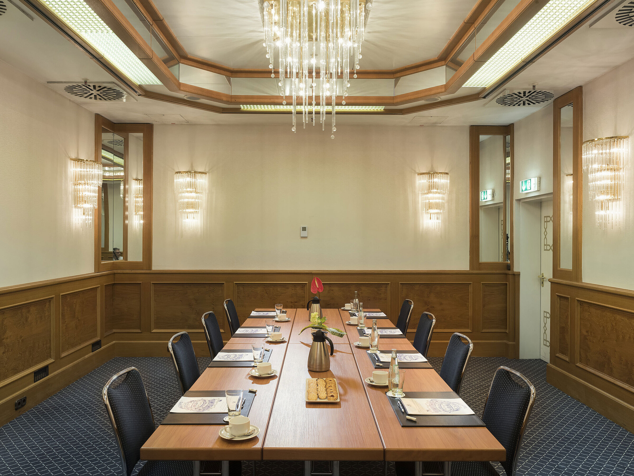 Kleiner Tagungsraum mit Kaffeeservice, Keksen und Dekoration im Maritim Hotel München