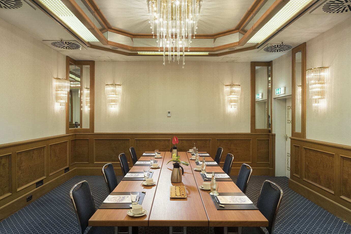 Kleiner Tagungsraum mit Kaffeeservice, Keksen und Dekoration im Maritim Hotel München