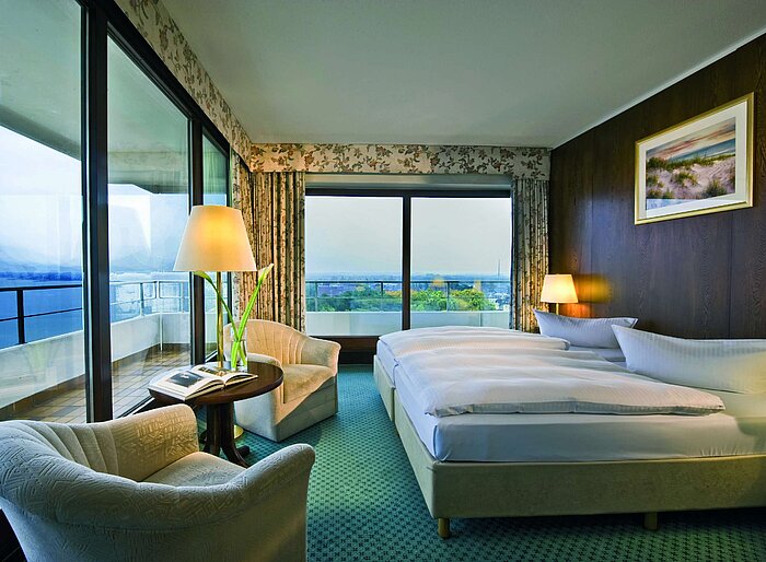 Superior Plus Zimmer im Maritim Seehotel Timmendorfer Strand mit Meerblick, Balkon und eleganter Sitzecke.